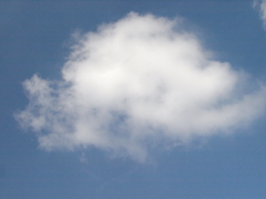 隅田川の上の春の綿雲