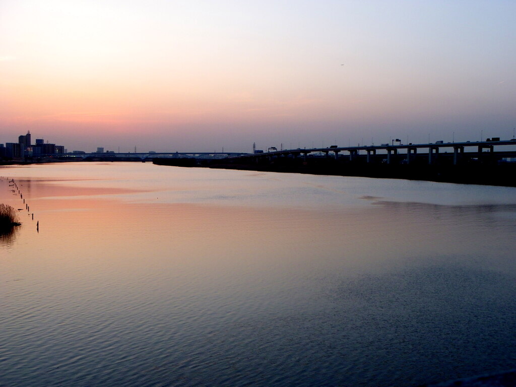 オレンジと薄青の夕暮れの荒川