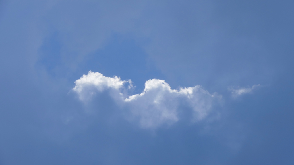 曇り雲のホール