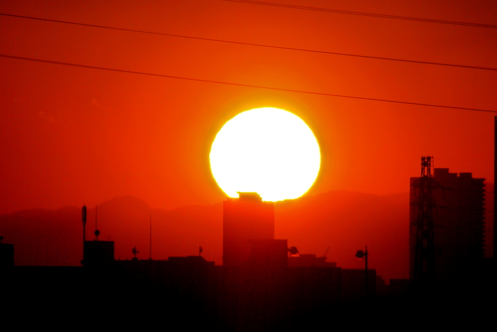 '22.12.15.のビルの後ろの丹沢山系の夕日