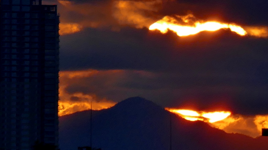 蛭ヶ岳右裾雲被る夕日