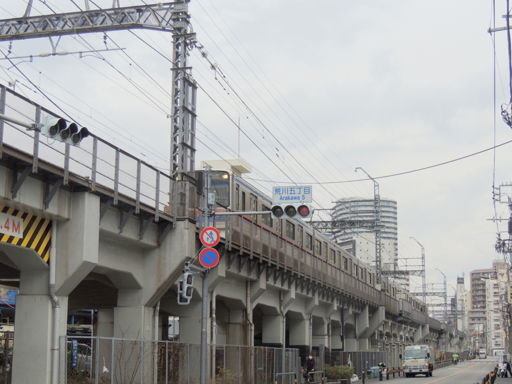 愛染川通りの京成線新三河島駅へ