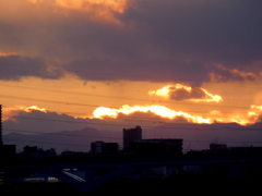 秩父山系の上の雲上の夕焼け