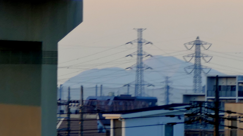 西新井橋から見えた夕方のリアルな山肌の黒檜山