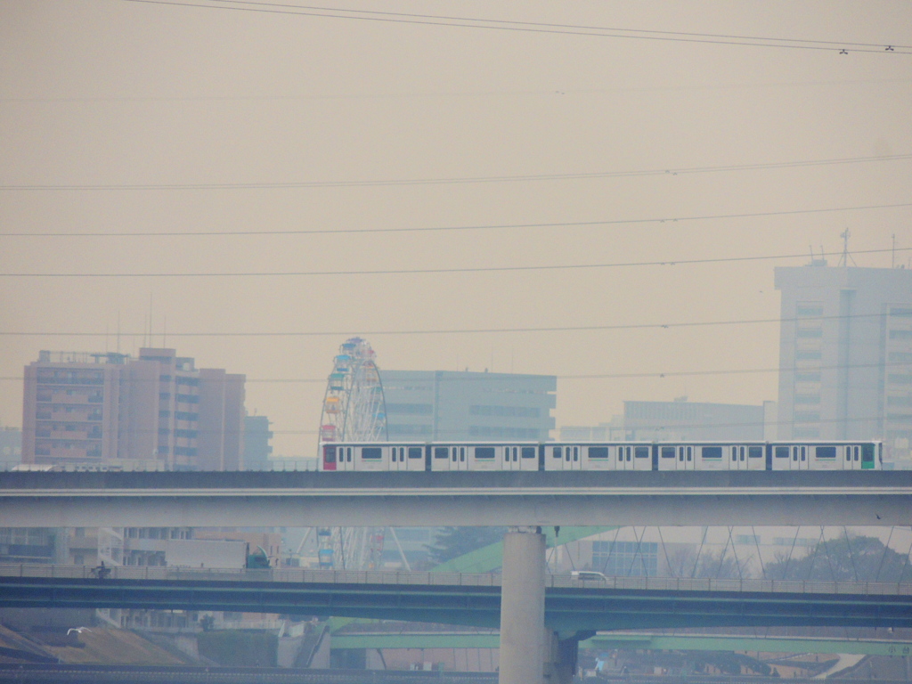 隅田川の上流の舎人ライナー青赤の２回目のすれ違いの瞬間