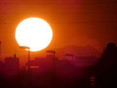 千住元町荒川土手の三つ峠山と大きな夕日