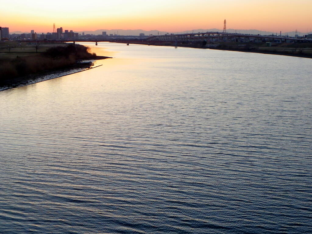 夕方の荒川のさざ波