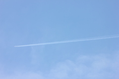 尾久の原公園上空に見えた長いジェット雲