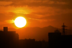 ’２３新春の丹沢山系に接触する夕日