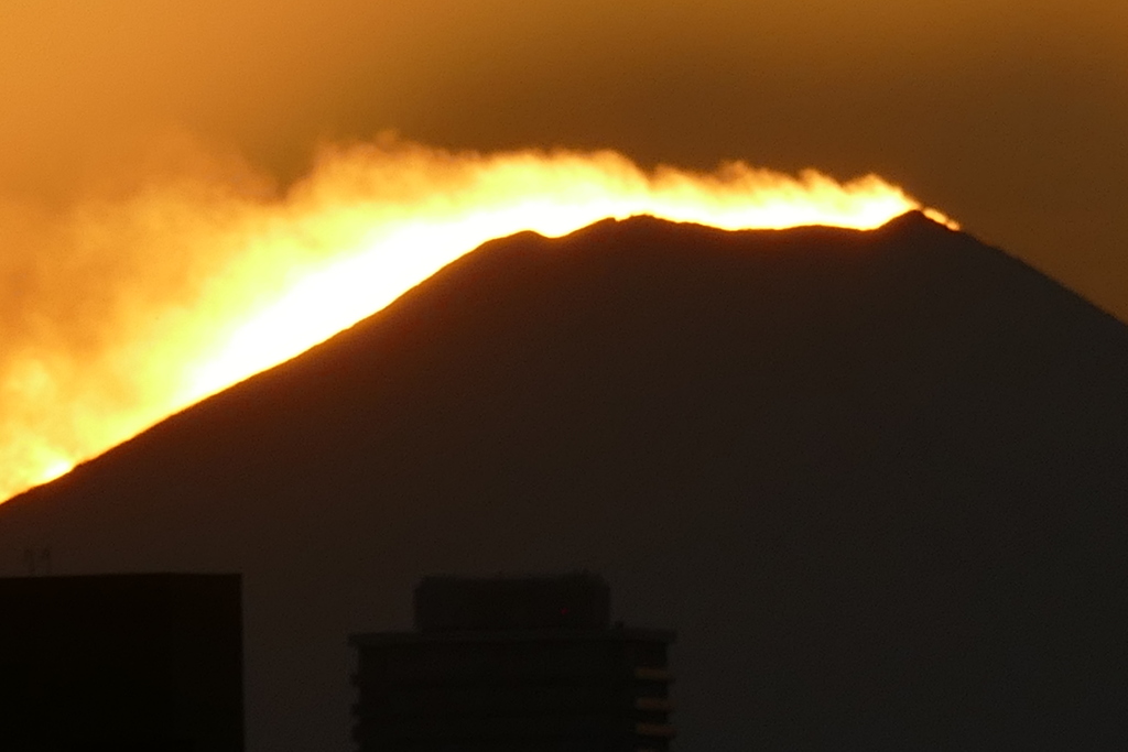 富士山頂の嵐の夕映え