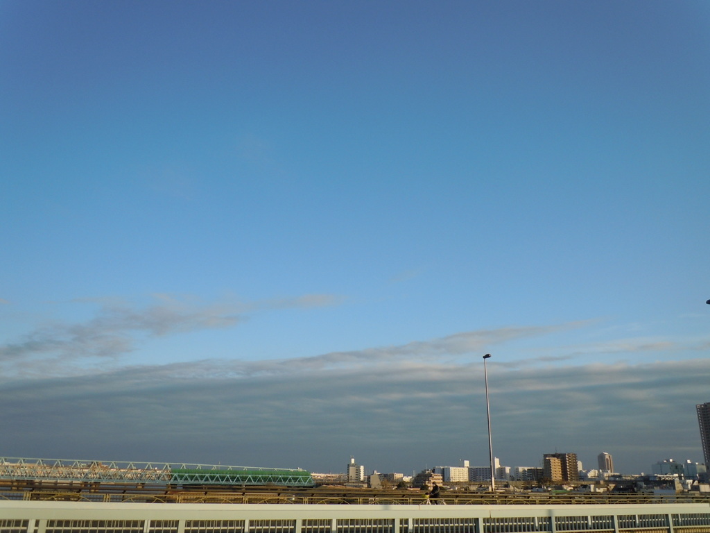千住新橋の向うの南東の空
