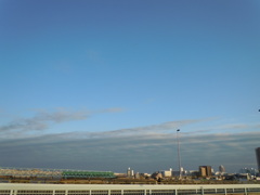 千住新橋の向うの南東の空
