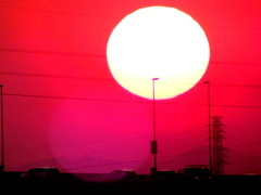 '22.05.18.18:32.左.南小太郎山右.丸山の上空の夕日