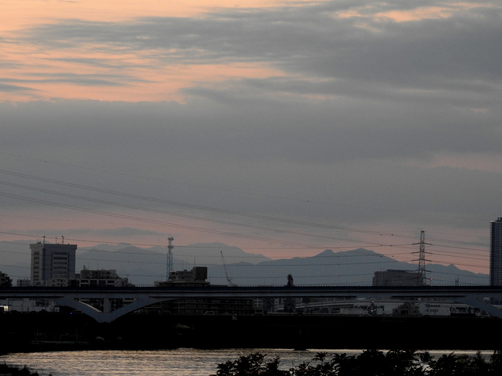 大菩薩嶺と大岳山の間に奥千丈岳が見える