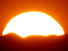 ’22新春の荒川土手から丹沢山系をさらに右に大きな夕日