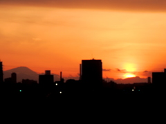 左に富士を見る夕日の風景
