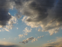 西新井橋の荒川上流方向のいい気な雲の空
