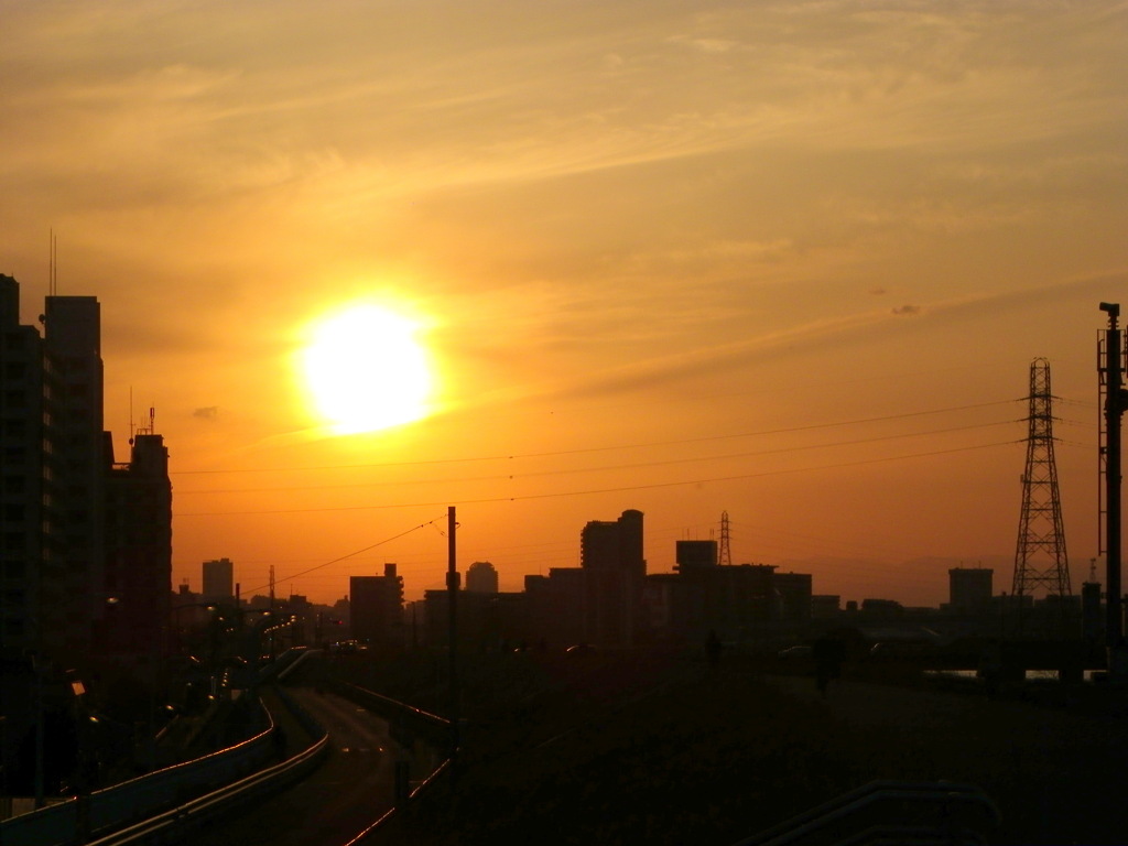 遠くの細長くもを層積雲というそうだの夕日