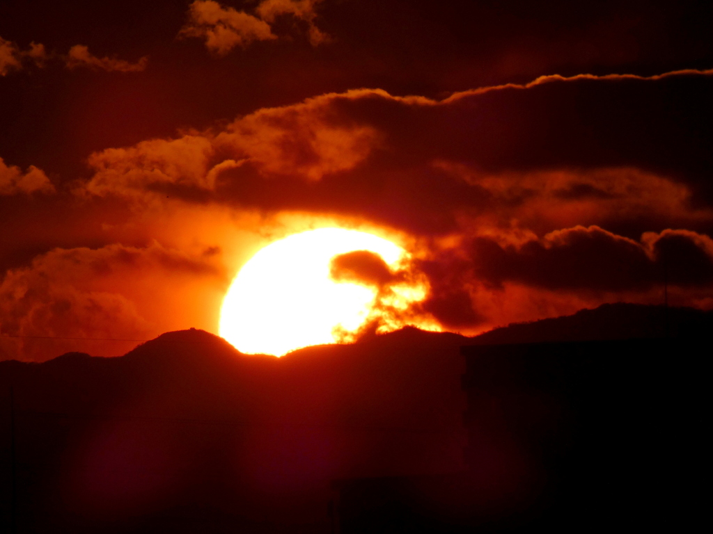 '21.12.19.丹沢塔ノ岳の右裾の雲中の夕日