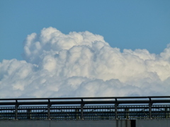 荒川の橋に掛かる冬入道