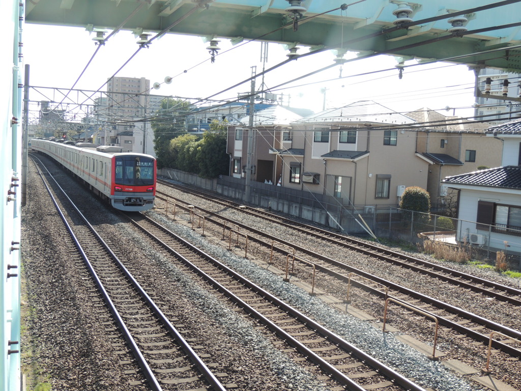 栗原の歩道橋から下りの赤い東武伊勢崎線