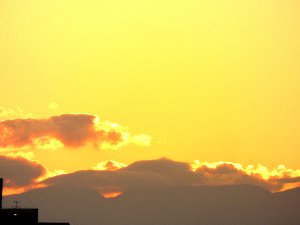 丹沢山系を覆う黄金の傘雲