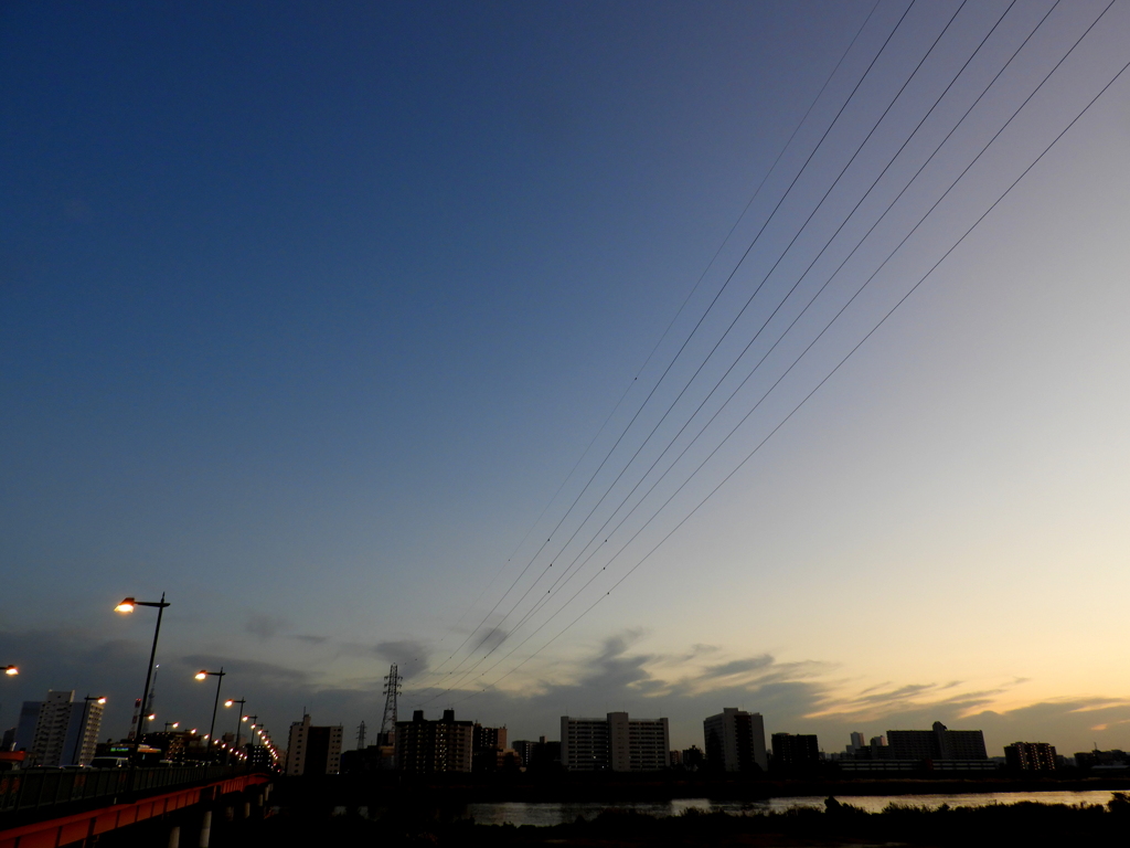 西新井橋北から南の電線と低い雲の風景