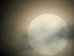 アークが出ているうすぐもかかる太陽