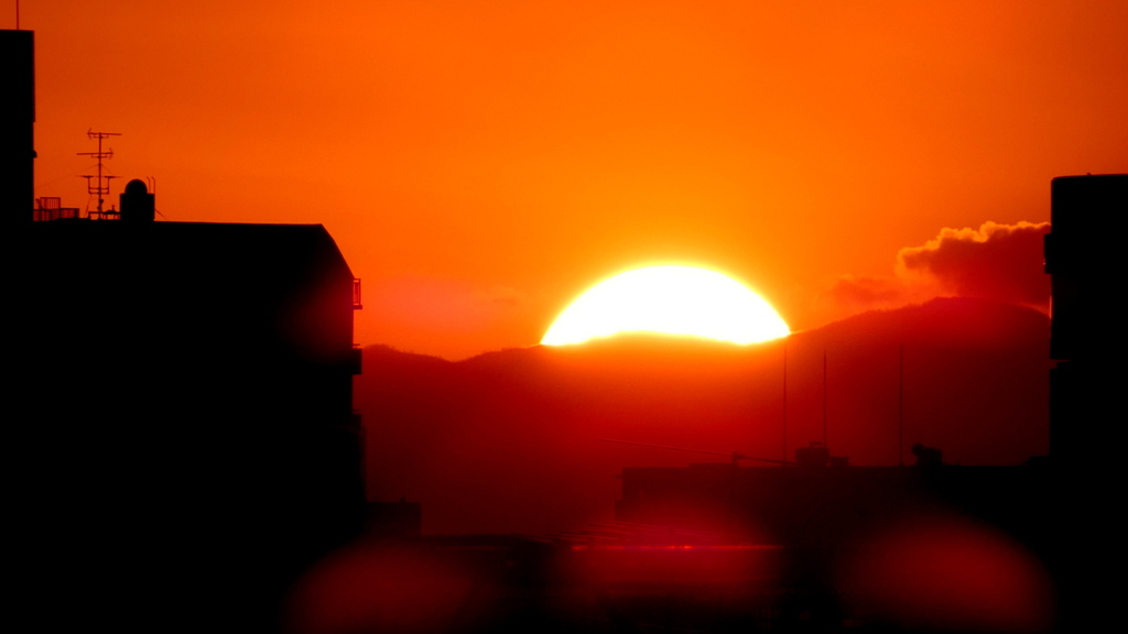 ’22新年の荒川土手から丹沢山系の雲被る丹沢山左の夕日