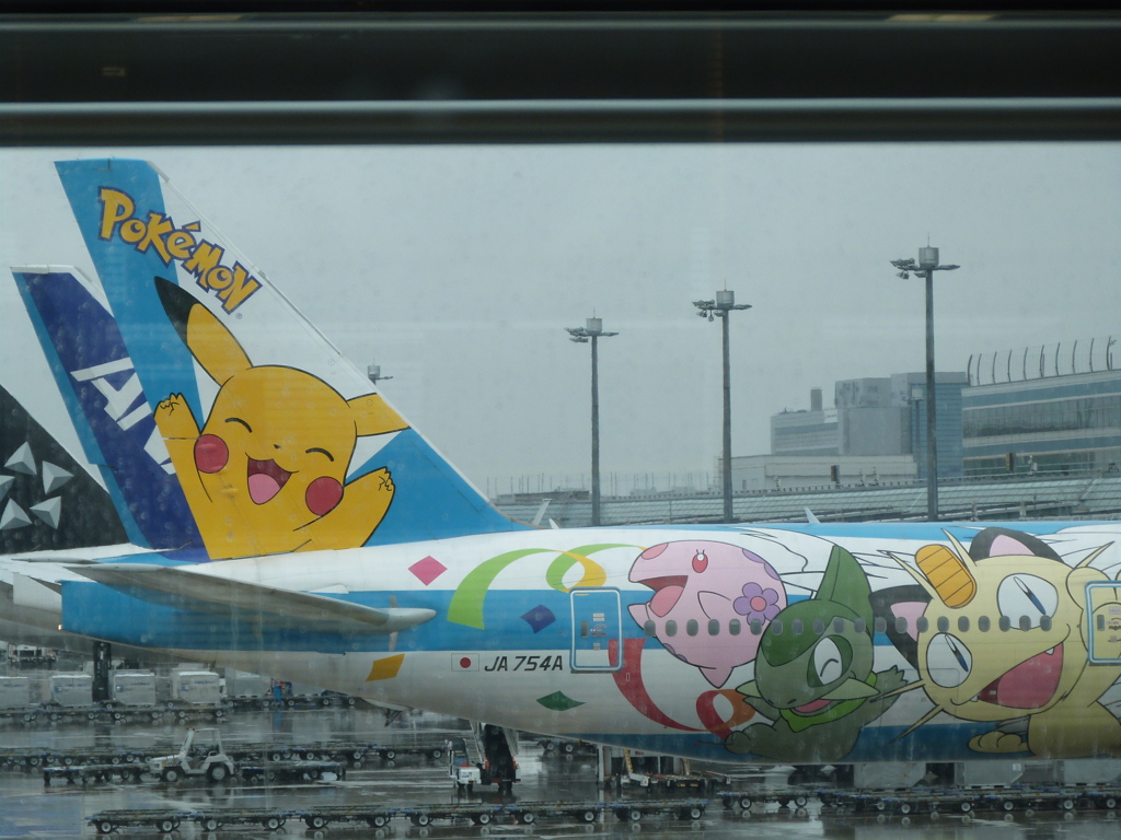羽田空港とポケモン飛行機と乱層雲