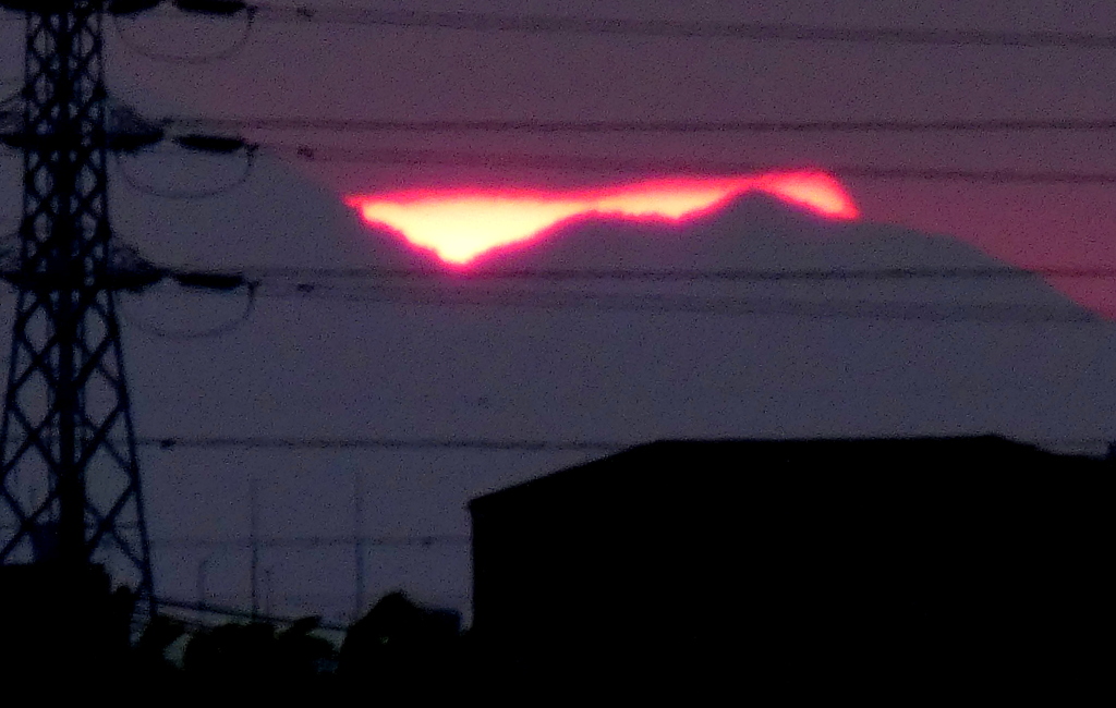 荒川土手から西御荷鉾山左裾野の夕日