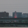 舎人ライナーの高架上に赤く光る荒川遊園の観覧車