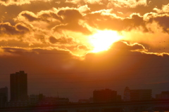 夕焼け雲に隠れる