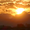 夕焼け雲に隠れる