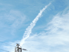 鉄塔のトップから飛行機雲の拡散雲