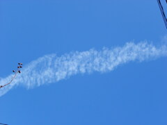 青空にジェットの痕跡