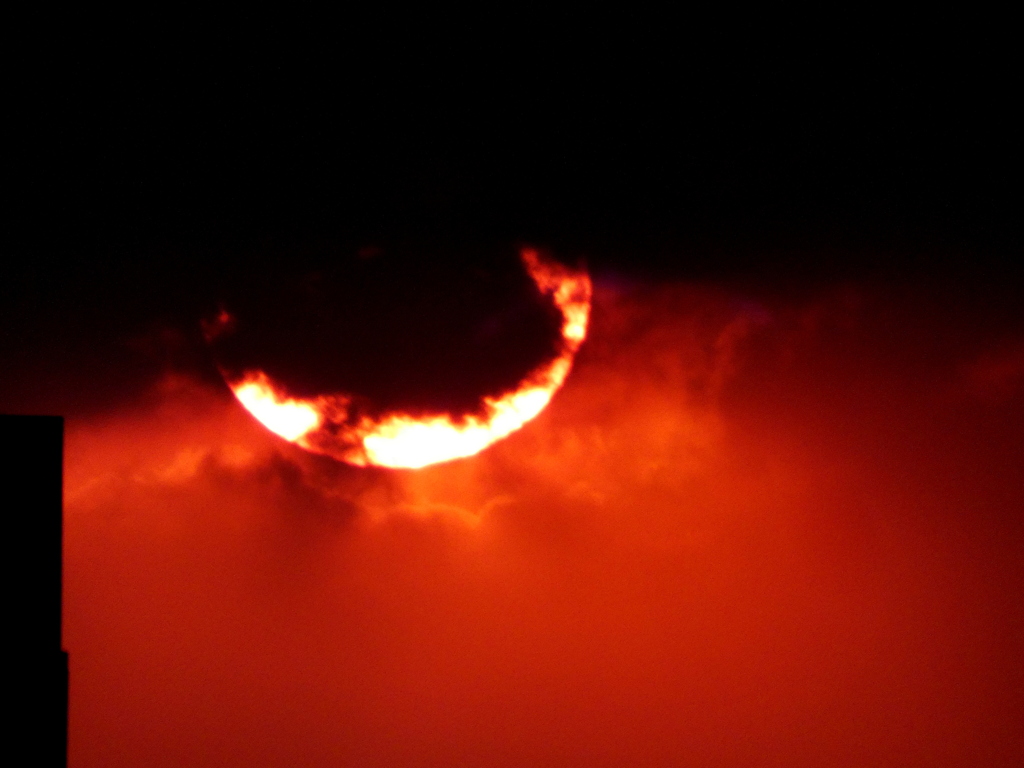 荒川土手からの雲から降りる夕日