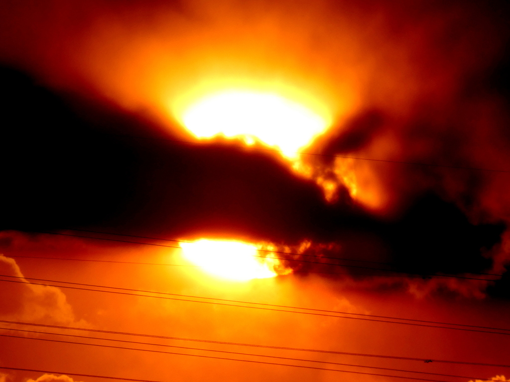 黒雲の中の夕日