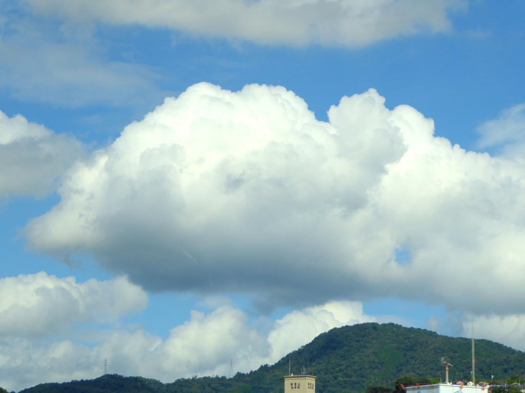 広島の西条駅の裏山に大きな積雲