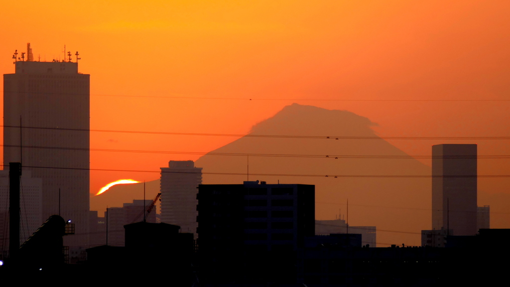 荒川西新井橋から富士宝永山に入る夕日