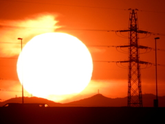 鉄塔の下の堂平山左の谷相の接触する夕日