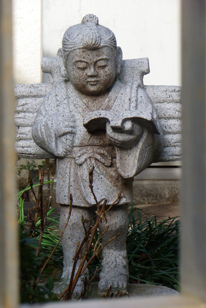千住の赤門寺の小さい可愛い二宮金次郎さんの石像