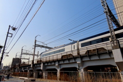 荒川自然公園北口前の愛染川通りの京成スカイライナー