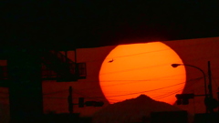 荒川高速下の傘山の夕日