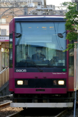 町屋駅から荒川7丁目に向かうフジ色の都電荒川