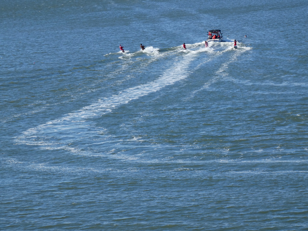 あらかわで、5人の水上スキー