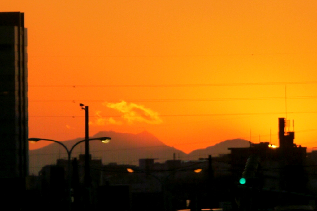 夕焼け三つ峠山と画面左側の黒岳バックの煙突の付け根の残り夕日