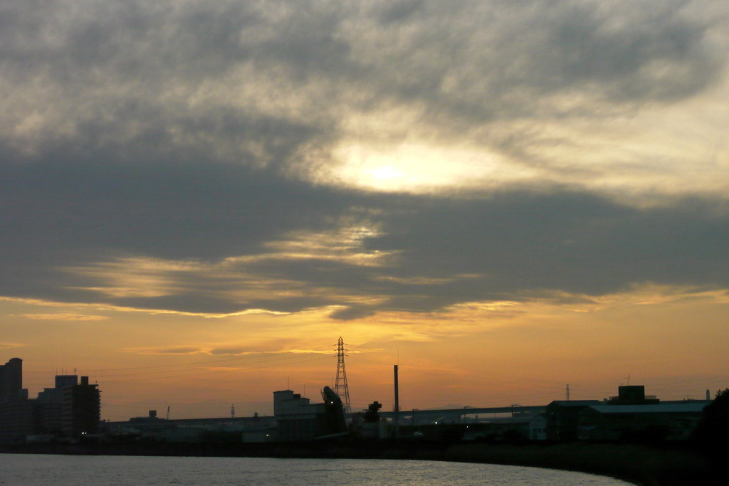 隅田川の雲被る夕焼け
