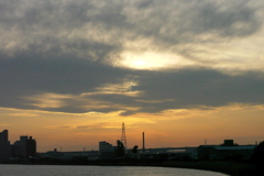 隅田川の雲被る夕焼け