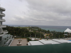 宿泊したホテルからの海と梅雨の走りの雲模様